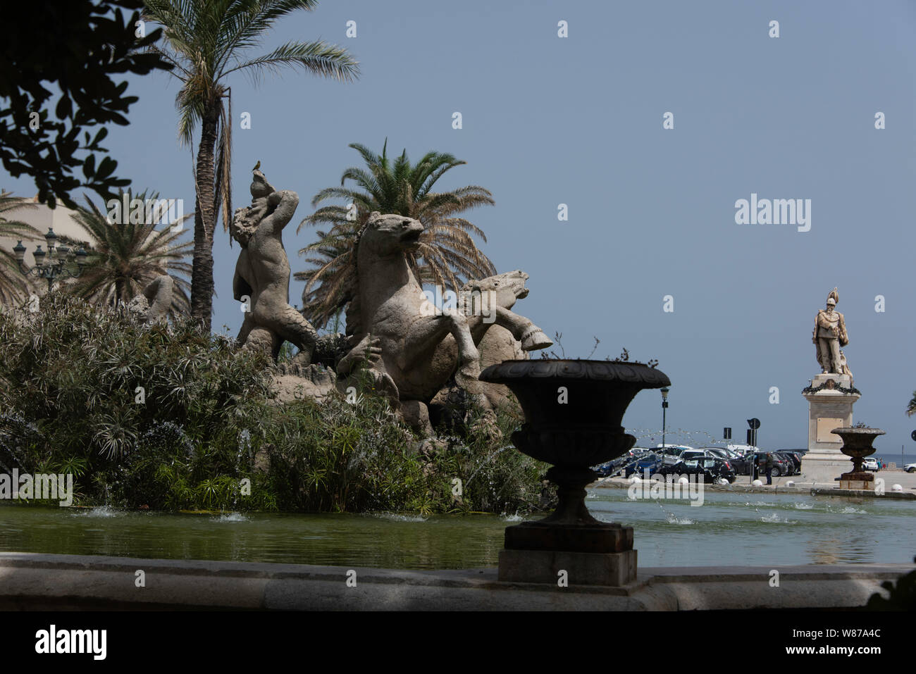 Triton Brunnen mit Statue von König Vittorio Emanuele II in der bakground, Piazza Vittorio Emanuele, Trapani, Sizilien Stockfoto