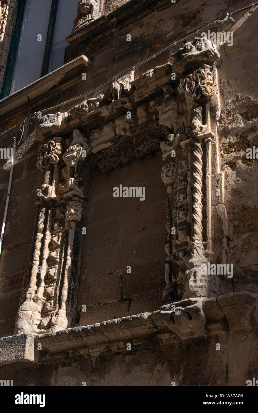 Detailfenster auf der Giudecca Palazzo Ciambra, einem historischen Gebäude aus dem 16. Jahrhundert im Jüdischen Viertel der Altstadt von Trapani, Sizilien Stockfoto