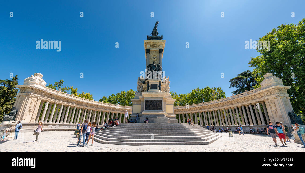 Horizontale Panoramablick auf dem Denkmal Alfonso XII in Retiro Park in Madrid. Stockfoto