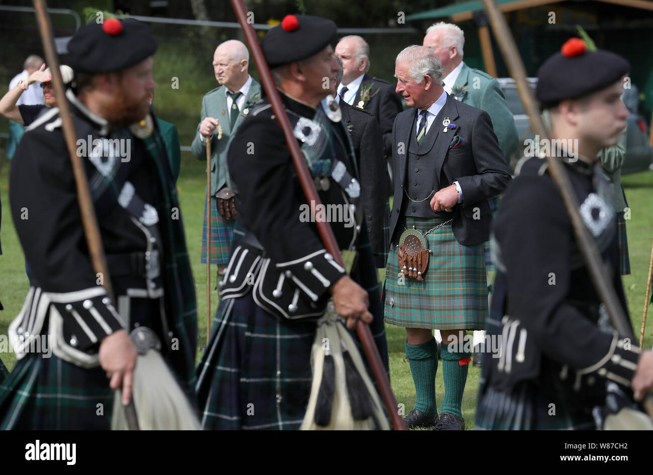 Die lonach Highlanders März Vergangenheit der Prinz von Wales, bekannt als The Duke of Rothesay, während in Schottland, als er besucht die Highland Games in Ballater Monaltrie Park. Stockfoto