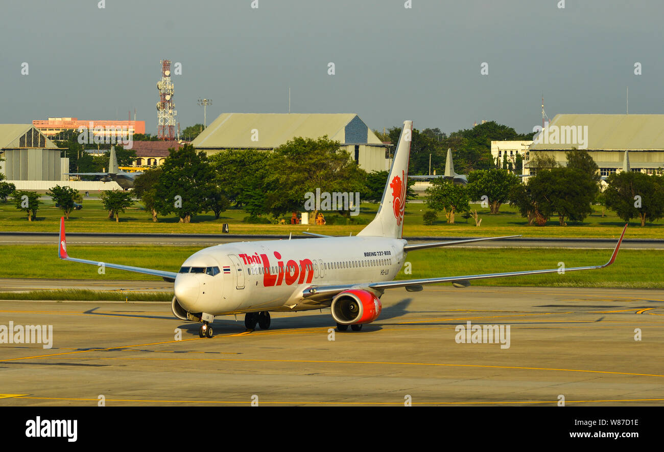 Bangkok, Thailand - 24.April 2018. HS-LUI Thai Lion Air Boeing 737-800 das Rollen auf die Piste von Bangkok Don Muang International Airport (DMK). Stockfoto