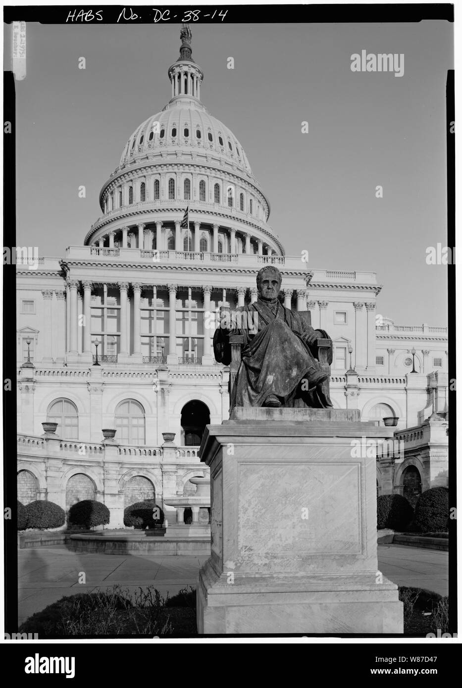 14. DETAIL, WEST FRONT, Mittelteil, Portikus und Kuppel (STATUE VON JOHN MARSHALL IM VORDERGRUND); 14. DETAIL, WEST FRONT, Mittelteil, Portikus und Kuppel (STATUE VON JOHN MARSHALL IM VORDERGRUND) - U.S. Capitol, Kreuzung von Norden, Süden und Osten Capitol Straßen & Capitol Mall, Washington, District of Columbia, DC Stockfoto