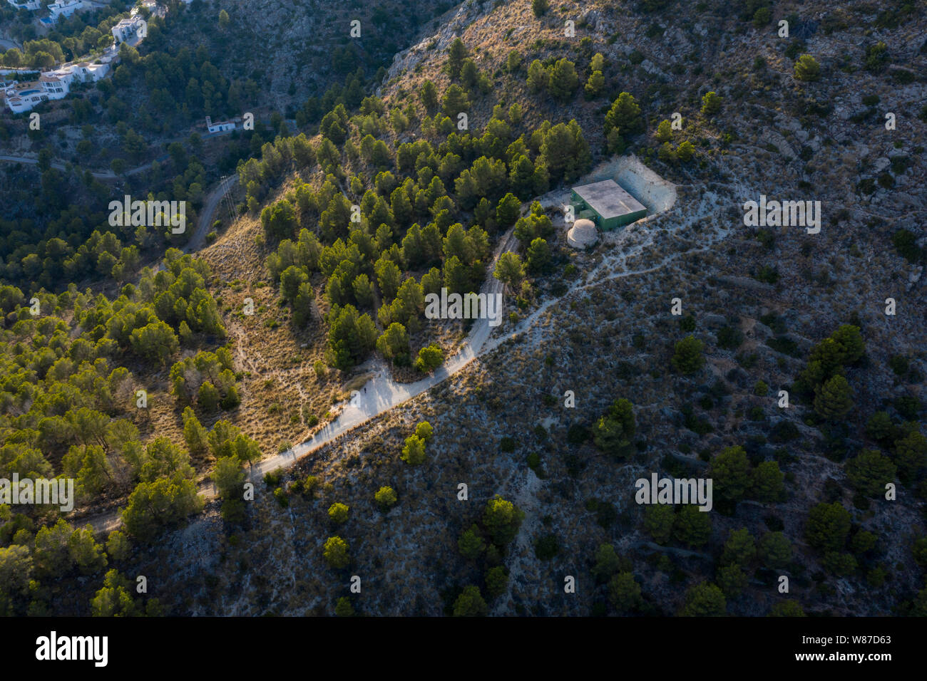 Luftaufnahme von Wasser Speicher auf einem Berg in der Nähe von einem Gehäuse Urbanisierung im südlichen Spanien Stockfoto