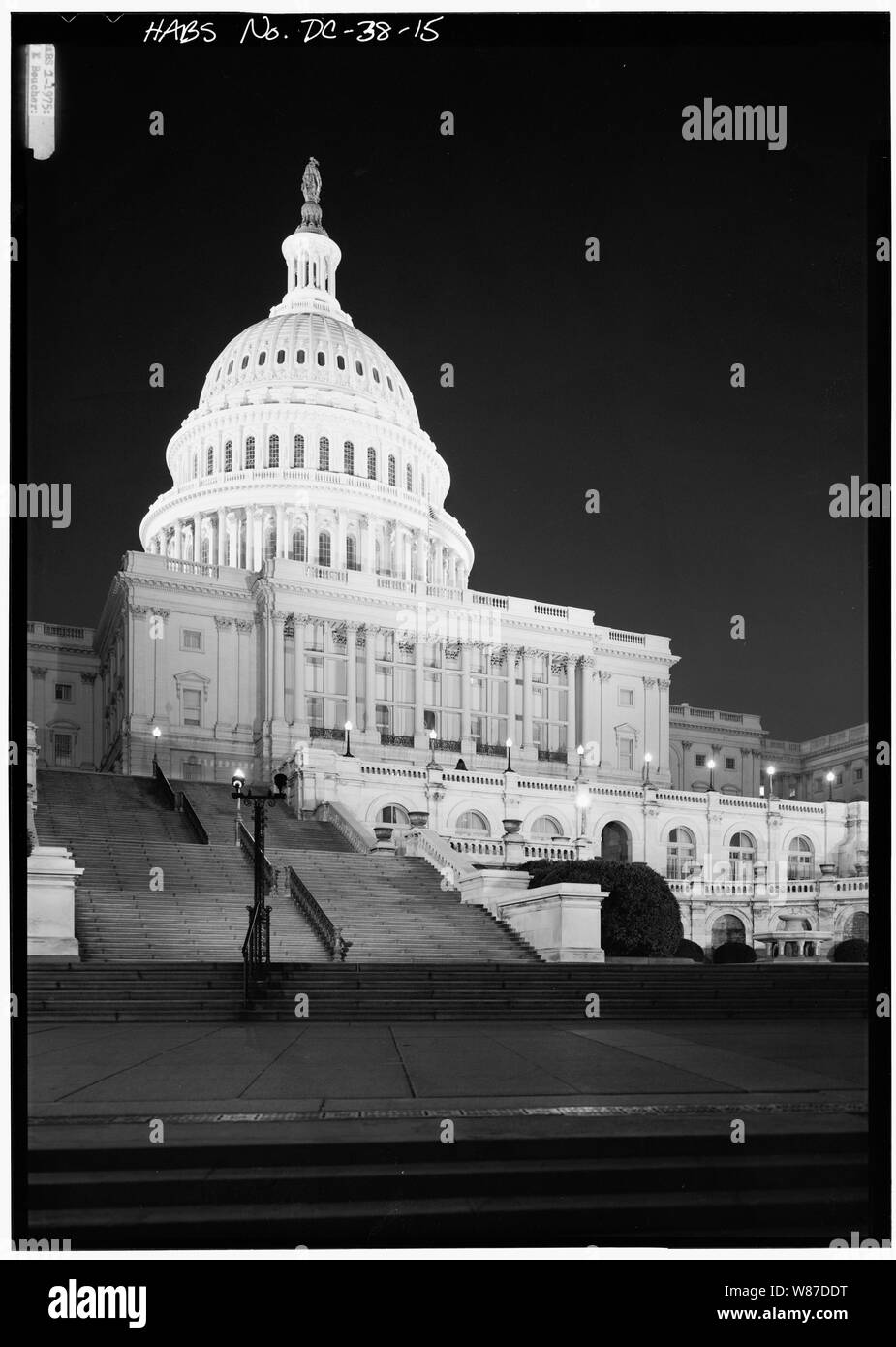 15. DETAIL, WEST FRONT, Mittelteil, Portikus und Kuppel (in der Nacht); 15. DETAIL, WEST FRONT, Mittelteil, PORTIKUS UND DOME (bei Nacht) - U.S. Capitol, Kreuzung von Norden, Süden und Osten Capitol Straßen & Capitol Mall, Washington, District of Columbia, DC Stockfoto