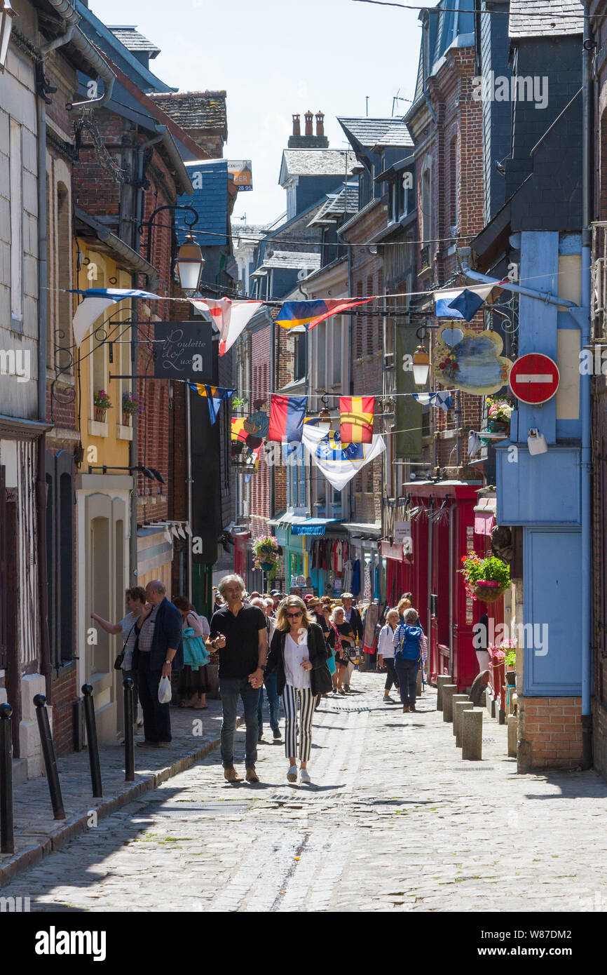 Käufer in der Altstadt von Honfleur, Normandie, Frankreich mit bunten Wimpelketten Stockfoto