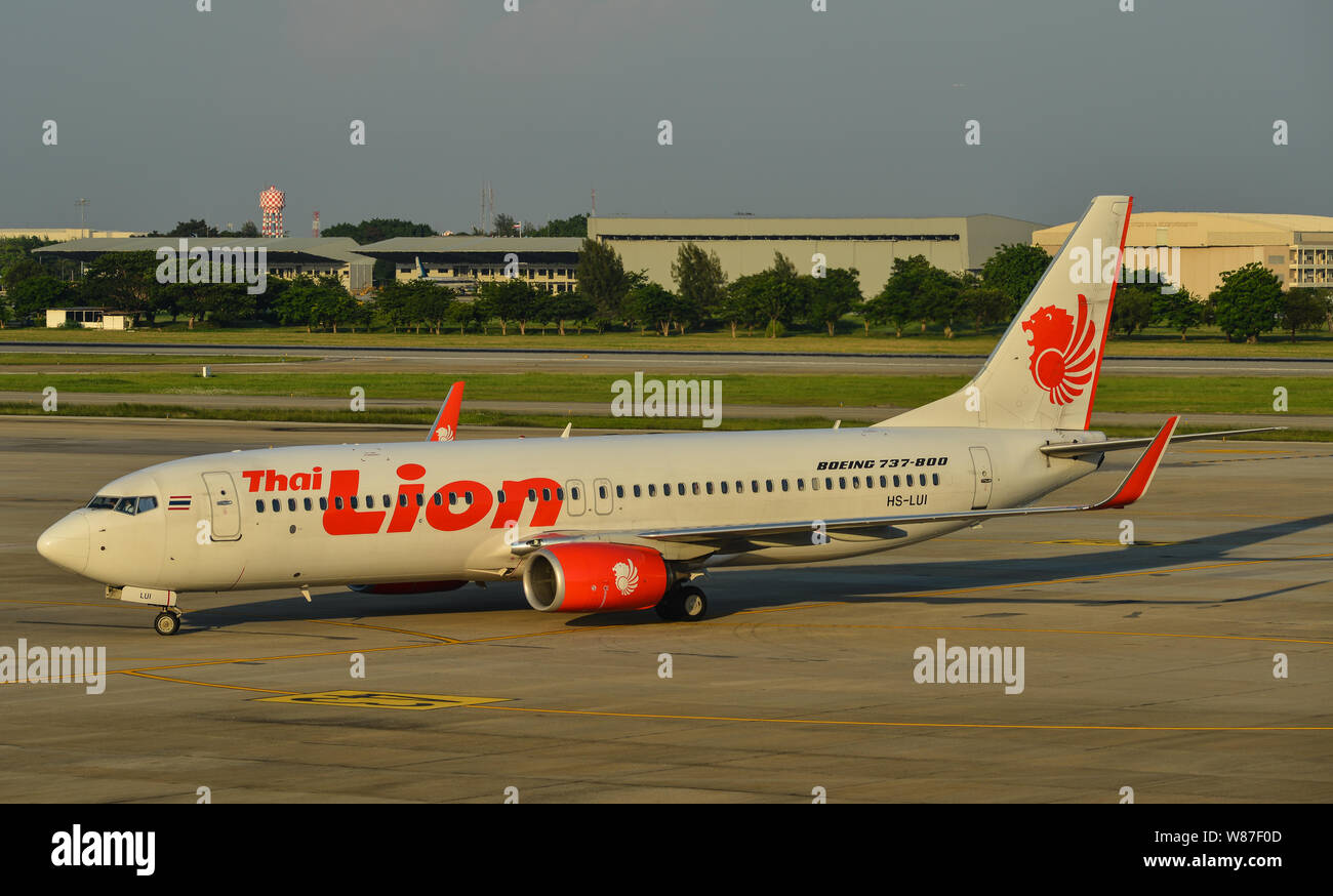 Bangkok, Thailand - 24.April 2018. HS-LUI Thai Lion Air Boeing 737-800 das Rollen auf die Piste von Bangkok Don Muang International Airport (DMK). Stockfoto