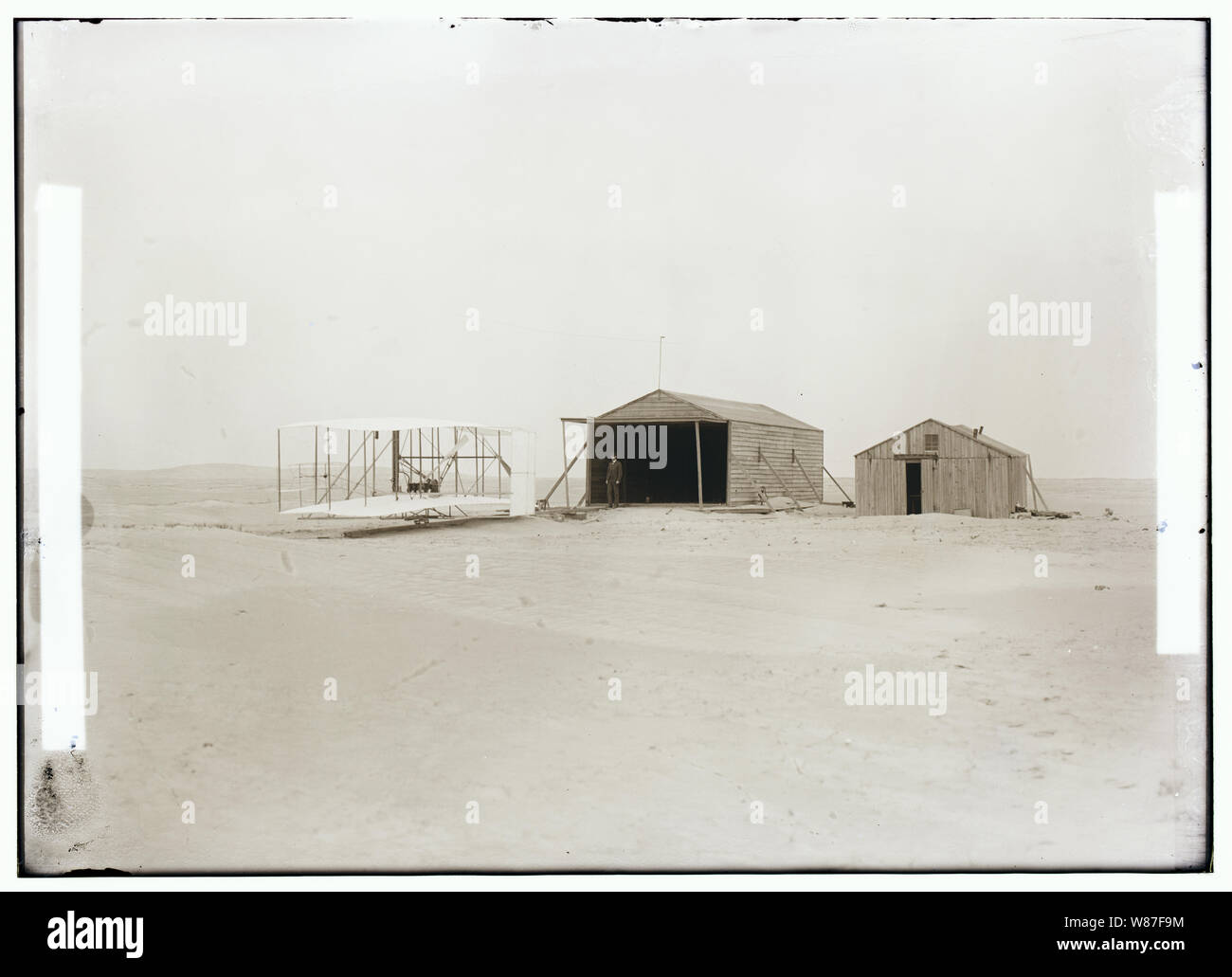 1903 Wright Flyer, großes Lager Gebäude, in dem sie untergebracht war, und kleinere Gebäude eingesetzt werden als Werkstatt- und Wohnräumen bei Devil Hills, North Carolina, zu töten. Stockfoto