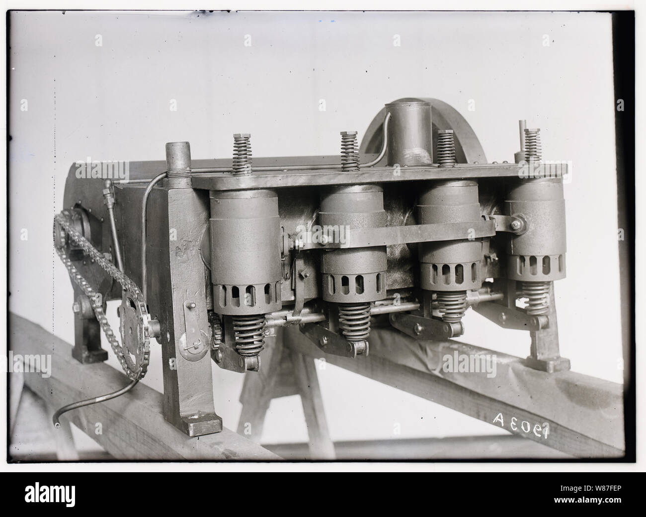 Die 1903 Wright Flyer der Horizontalen 4-Zylinder Motor rekonstruiert, Linke Vorderansicht. Stockfoto
