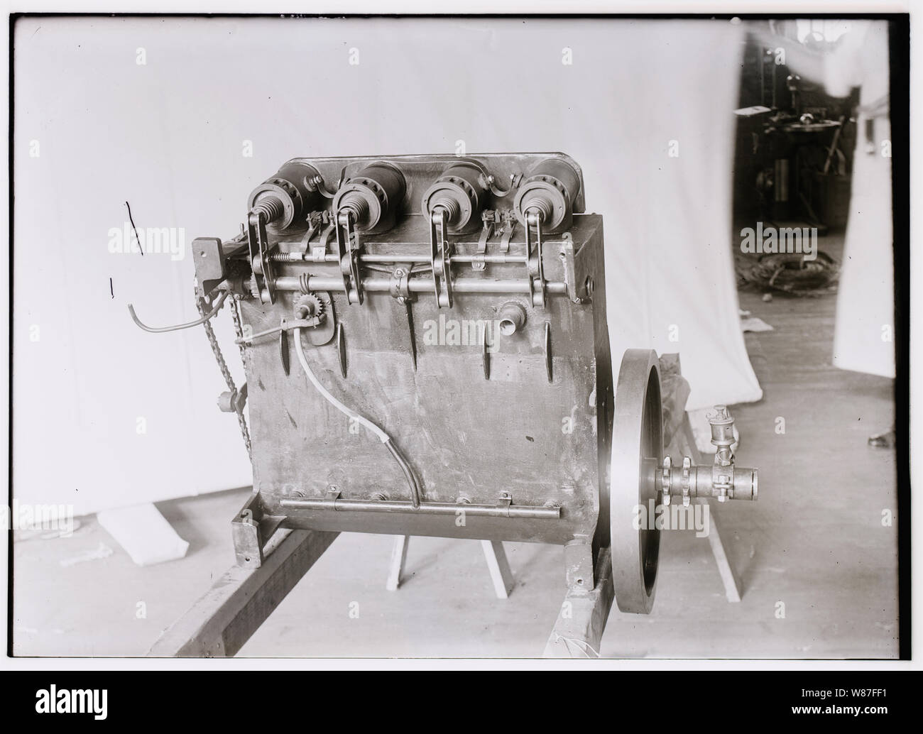 Die 1903 Wright Flyer der Horizontalen 4-Zylinder Motor rekonstruiert, Unterseite anzeigen. Stockfoto
