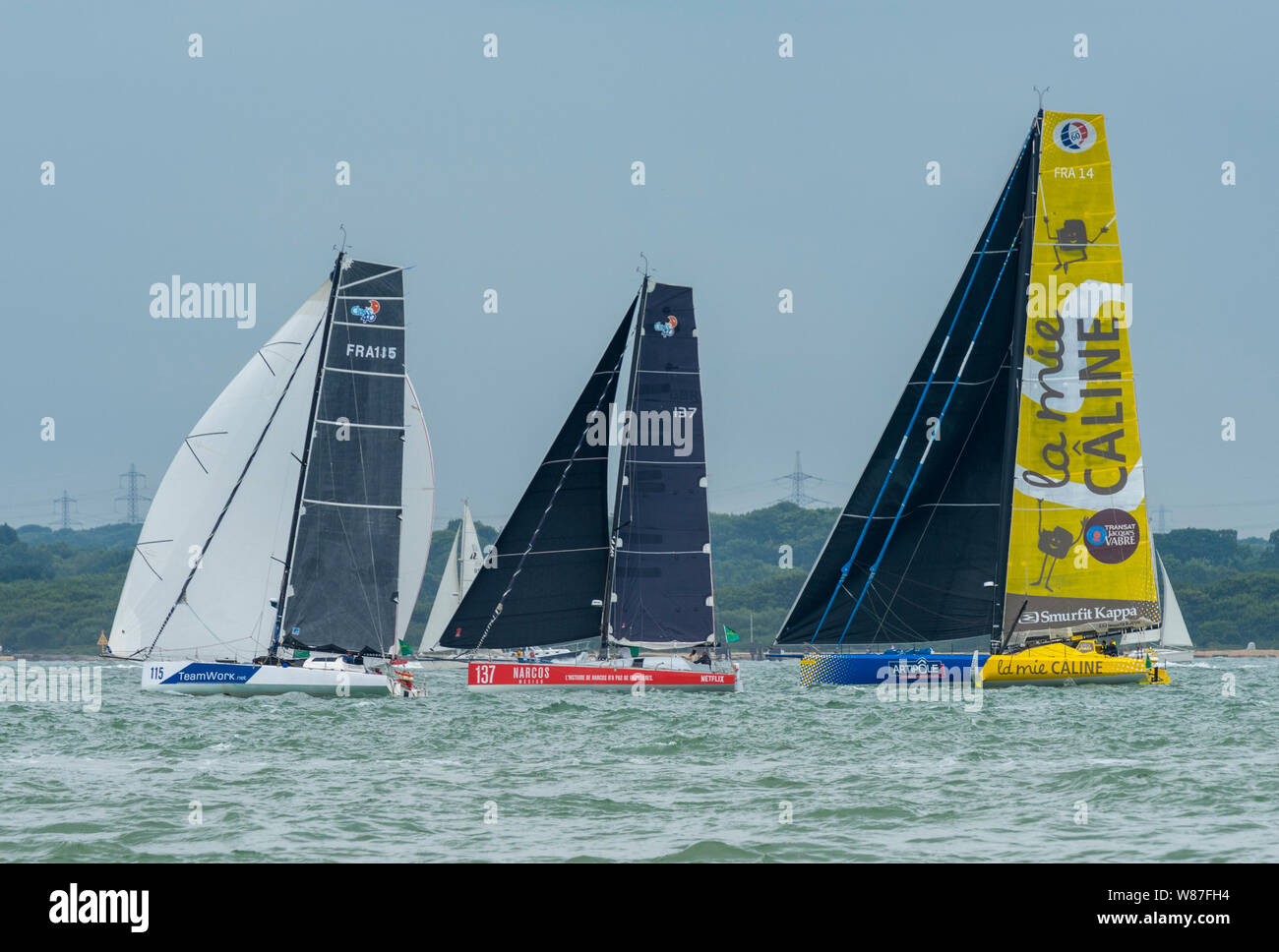 Yachten aus der Cowes zu Beginn des fastnet Ocean yachting Rennen in Cowes auf der Isle of Wight. Stockfoto