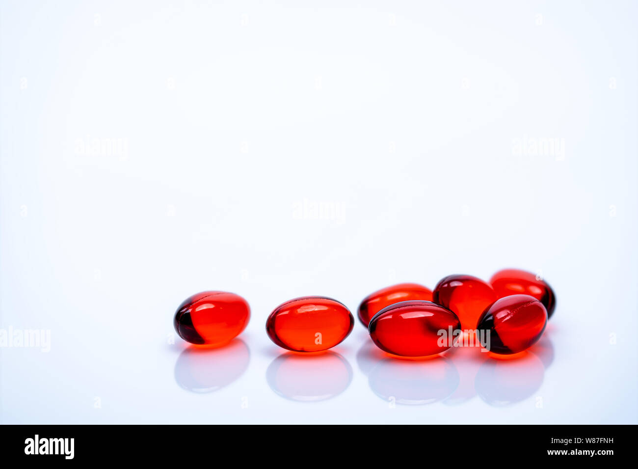 Red Soft Gelkapsel Pillen auf weißem Hintergrund. Stapel von Red soft Gelatine Kapsel. Vitamine und Nahrungsergänzungsmittel Konzept. Pharmazeutische Stockfoto