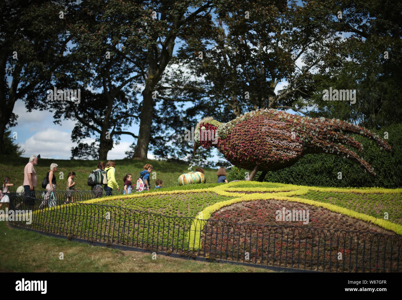 Besucher vorbei an einem riesigen Vogel Skulptur aus Pflanzen, Waddesdon Manor, Buckinghamshire. Stockfoto