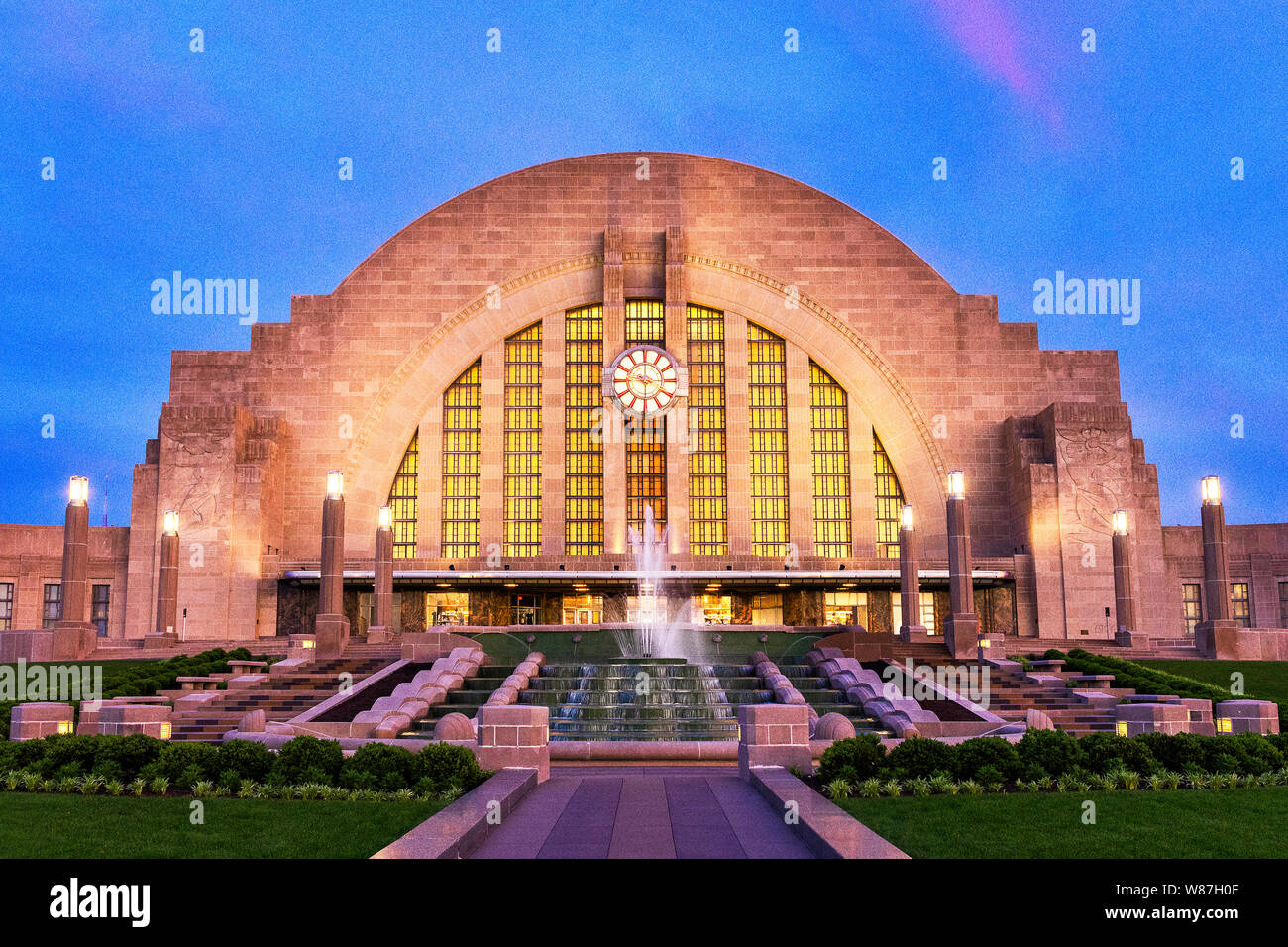 Ich habe dieses Bild auf einem Sommermorgen im Jahr 2019 kurz vor Sonnenaufgang der Union Terminal, die in Cincinnati, Ohio befindet sich gefangen. Stockfoto
