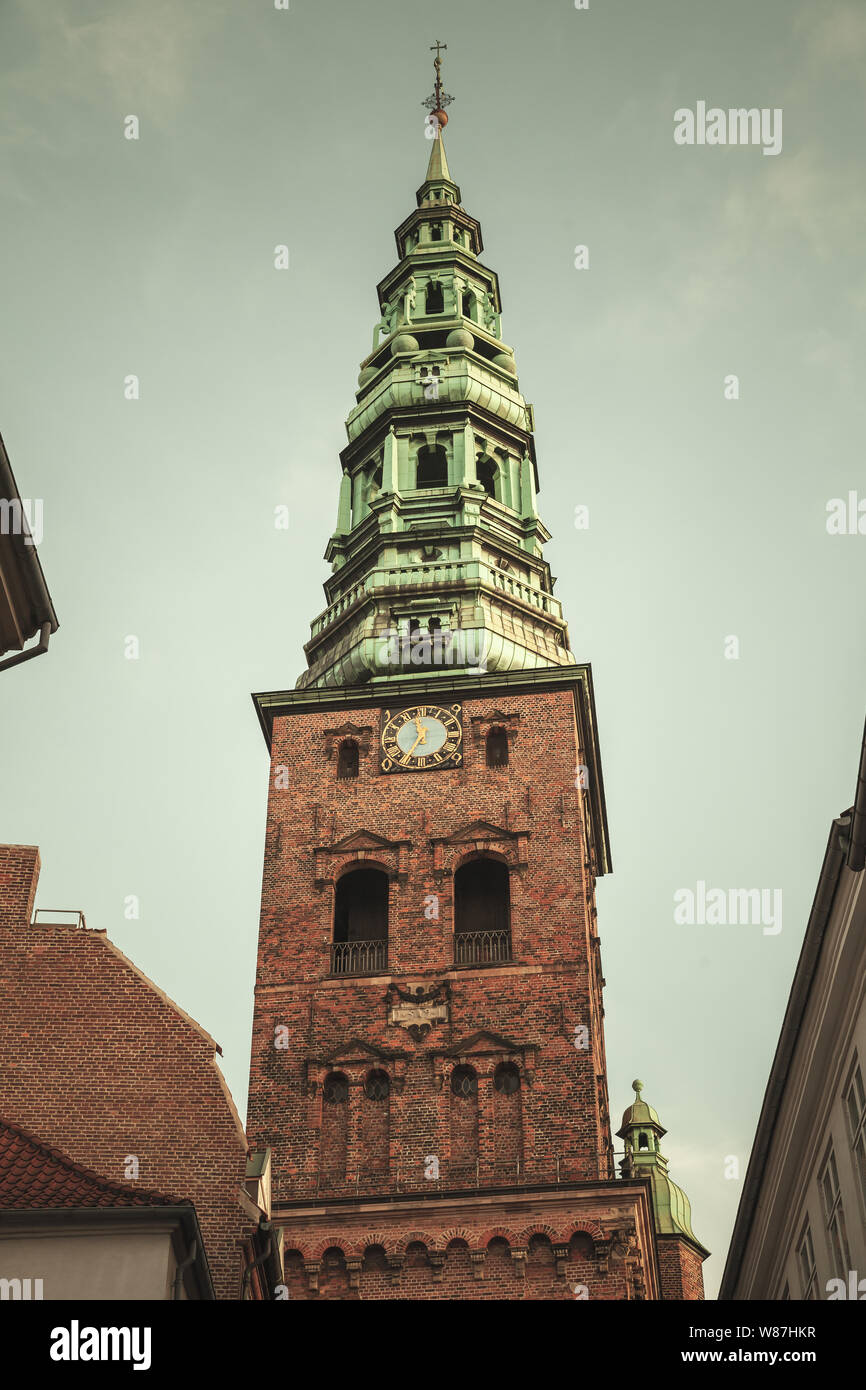 Nikolaj Kirke oder Nikolai Kirche in der Altstadt von Kopenhagen, Dänemark. Vintage Farben Foto mit retro Tonwertkorrektur Filterwirkung Stockfoto