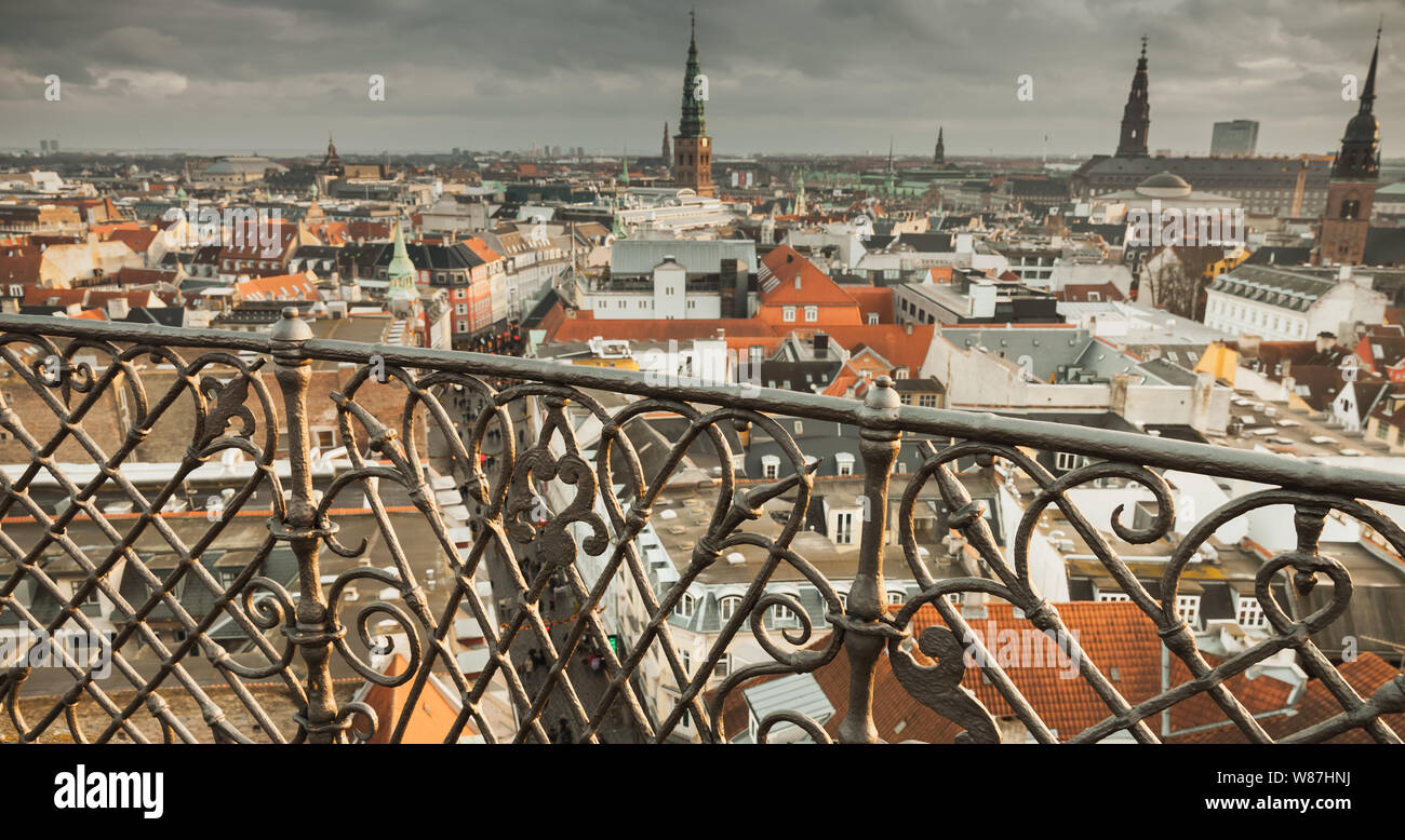 Kopenhagen, Dänemark. Stadtbild mit dekorativer Zaun auf einen Vordergrund, Foto aus der Runde Turm, beliebte alte Wahrzeichen der Stadt und Sicht Stockfoto