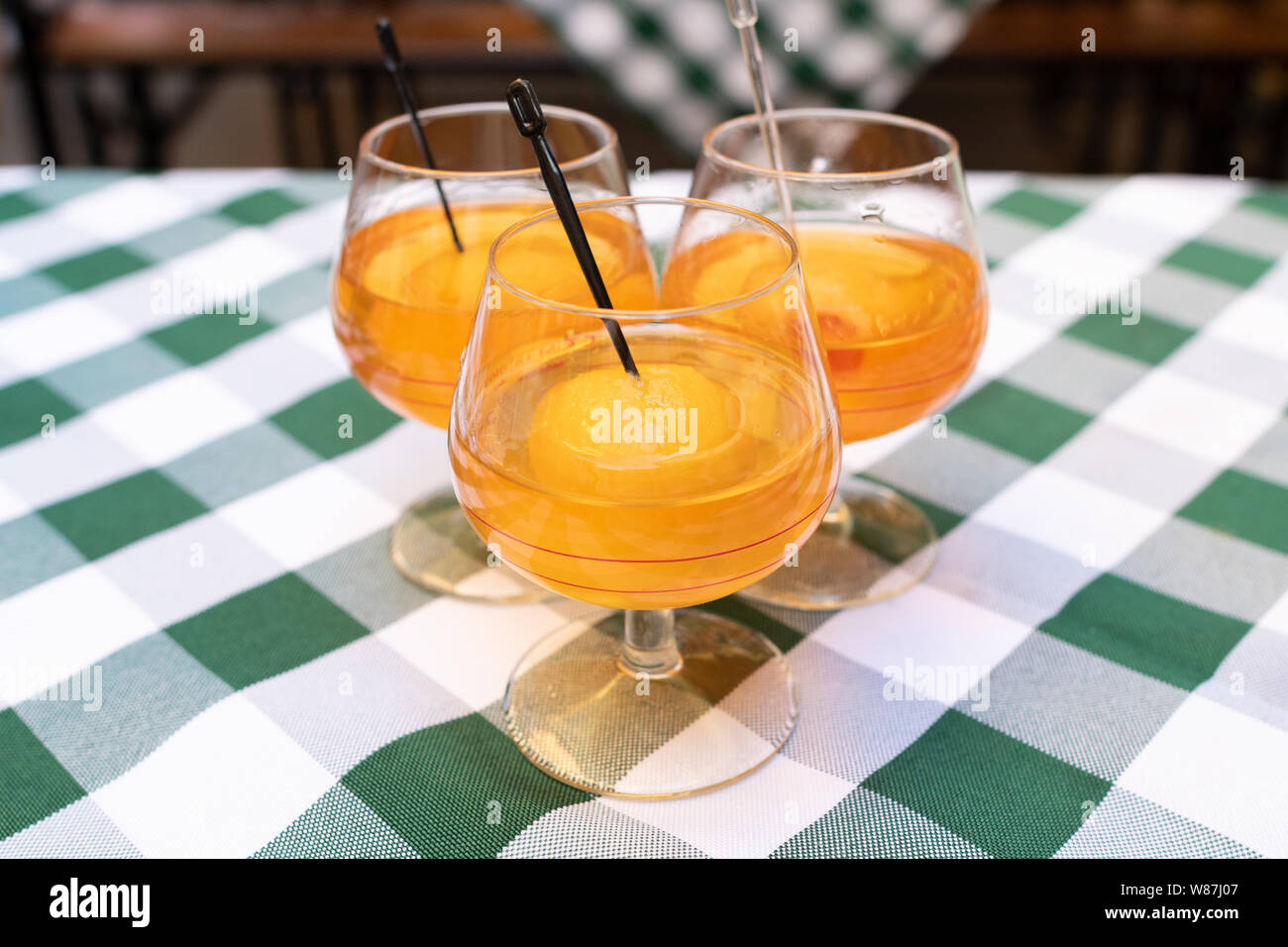 Mispelchen - Calvados mit mispel Obst - traditionelle Spezialität vor allem in Frankfurt Apfelwein Häuser serviert, Frau Rauscher Bar, Frankfurt, Deutschland Stockfoto