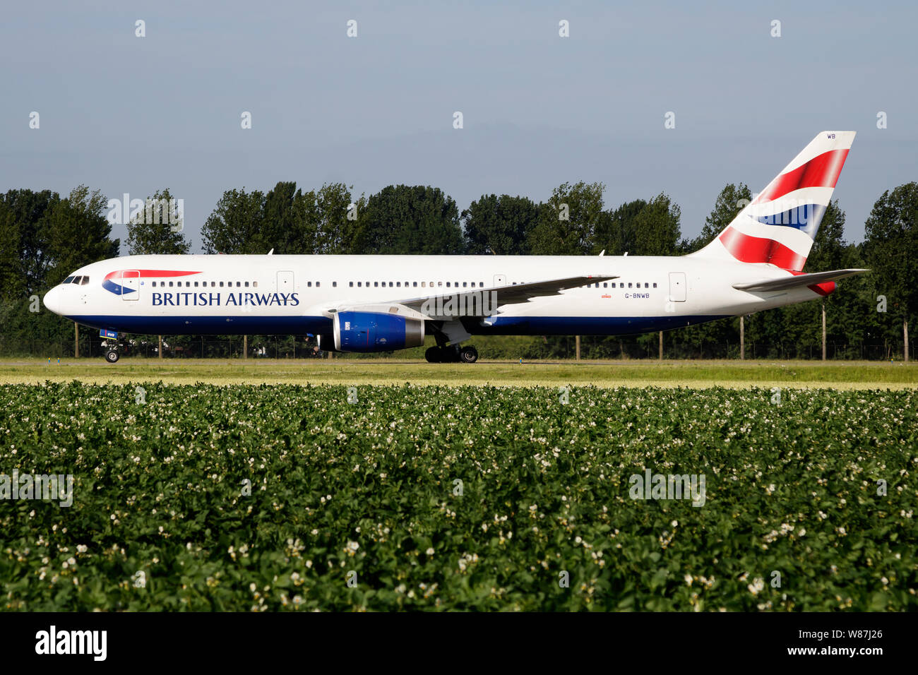 AMSTERDAM/Niederlande - Juli 3, 2017: British Airways Boeing 767-300 G-BNWB Passagierflugzeug in Amsterdam Schipol Flughafen Rollen Stockfoto