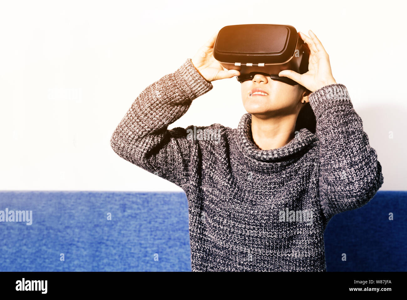 Frau mit Virtual reality Brillen. Smartphone mit VR-Headset Stockfoto