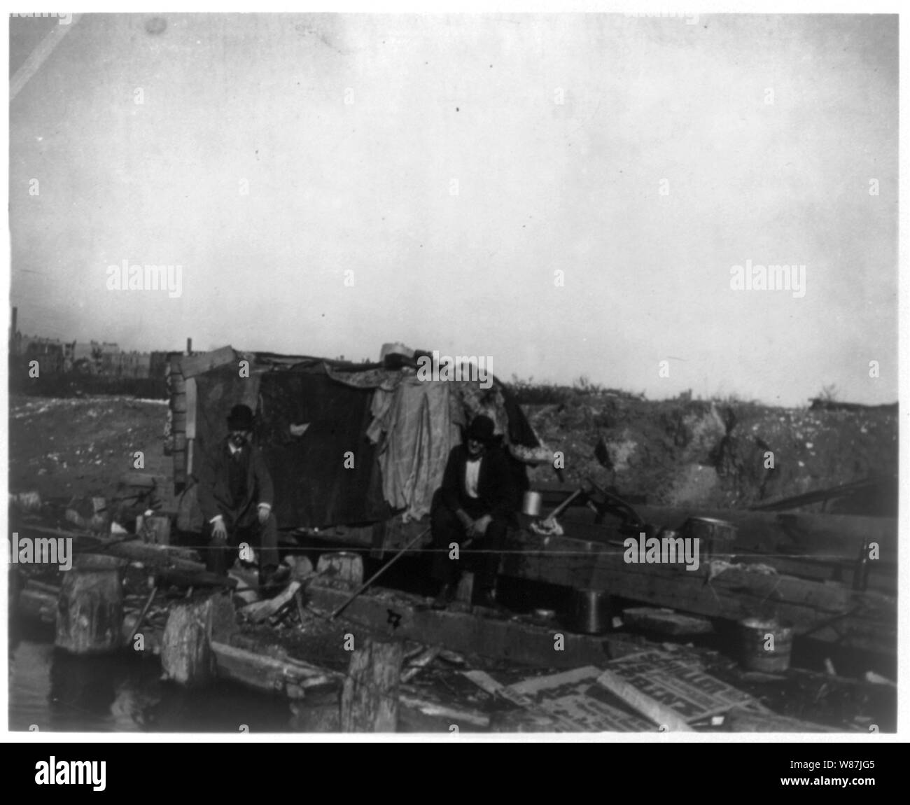 2 Arbeitslose Bahnarbeiter von Shack während des Pullman Streik von 1893 sitzen, Chicago Illinois oder Nähe Stockfoto