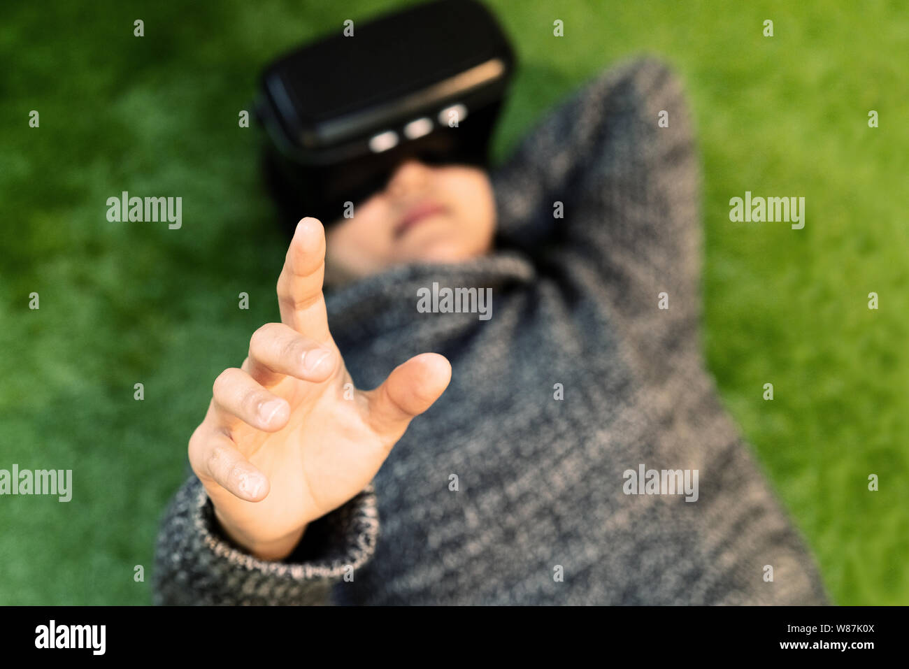 Frau mit Virtual reality Brillen. Smartphone mit VR-Headset Stockfoto