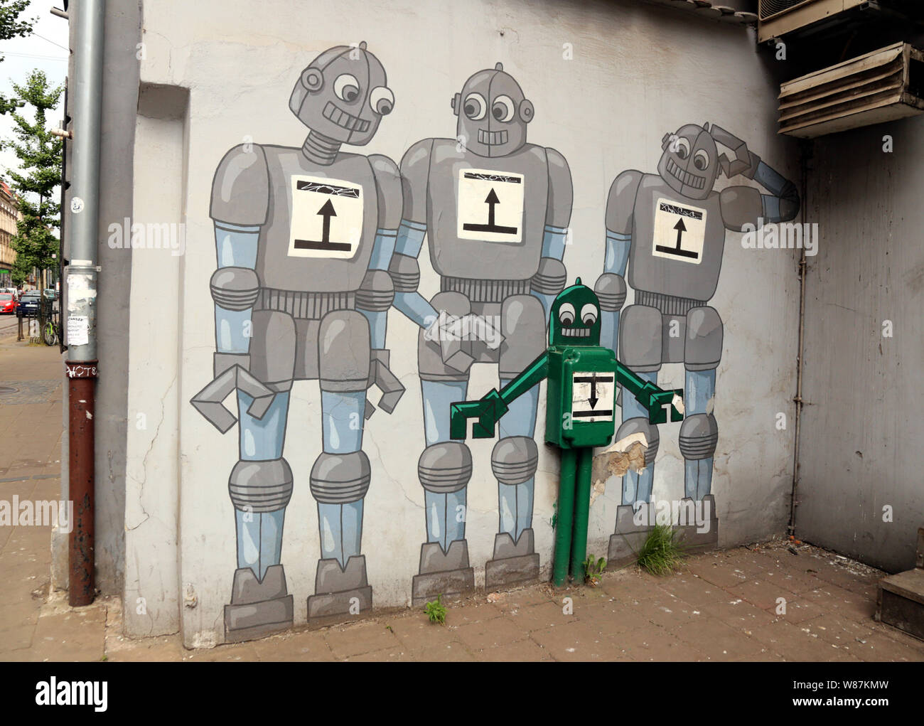 Krakau. Polen. Graffiti, Street Art Roboter Familie Pfeil nach oben mit dem Roboter kind Pfeil nach unten. Stockfoto