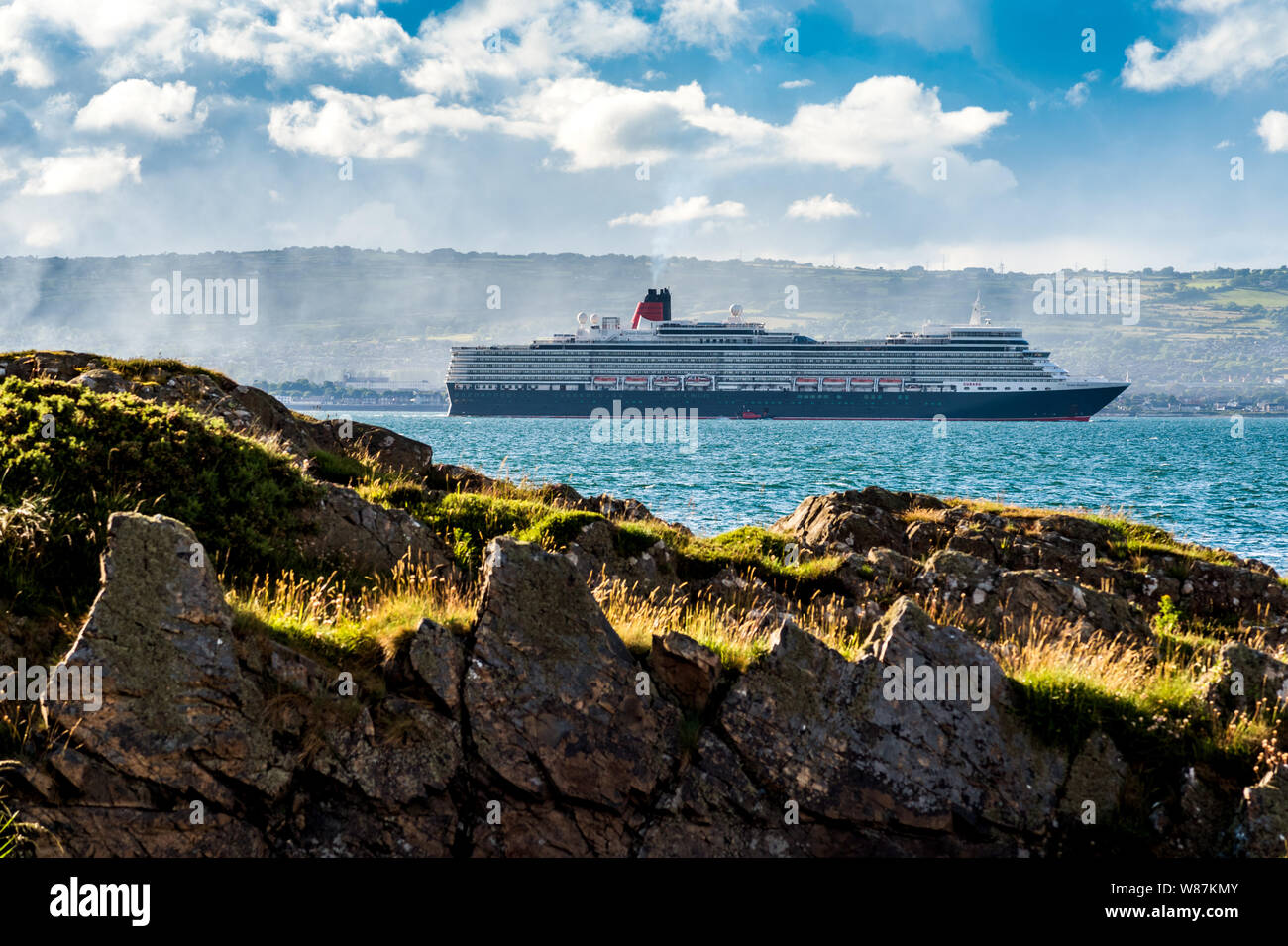Die Linien Cunard Queen Elizabeth verlassen Belfast, Nordirland Stockfoto