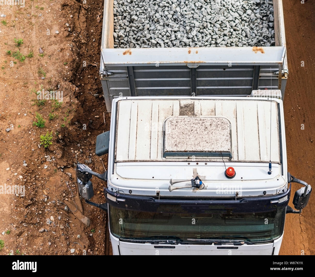 Blick von oben auf die Lkw mit Geröll. Stockfoto