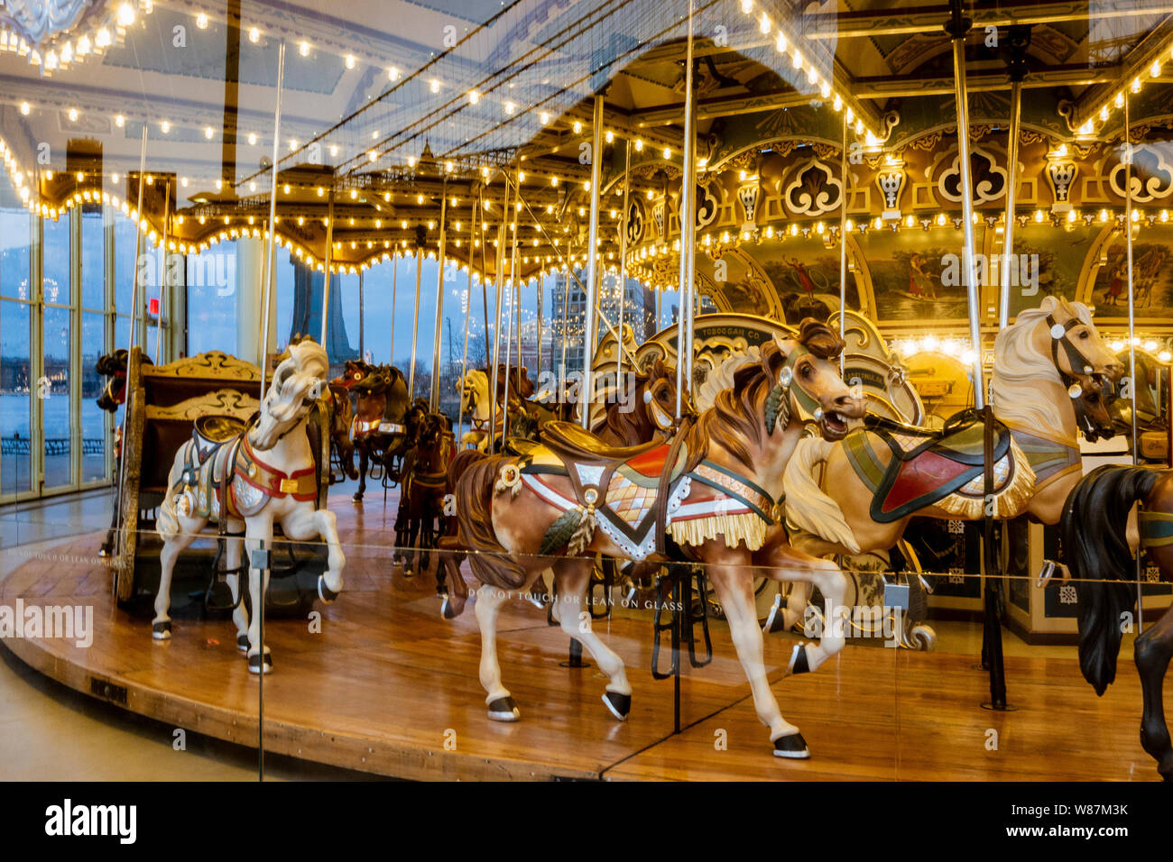 NEW YORK CITY, NEW YORK, May 27, 2018: Merry-Go-Round in Dumbo Park an der Basis der Brooklyn Bridge Stockfoto