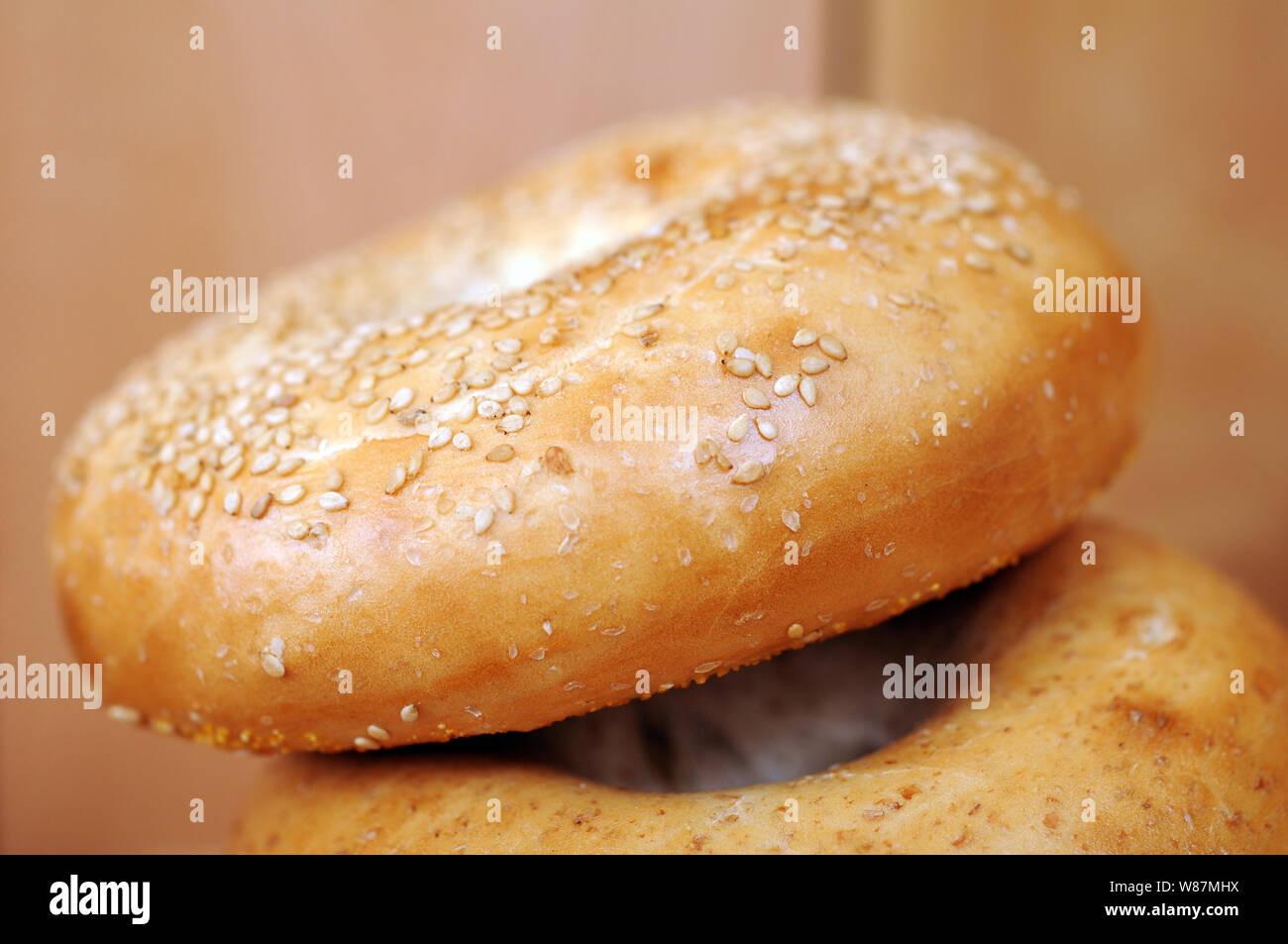 Sesame Bagels auf hölzernen Tisch Stockfoto