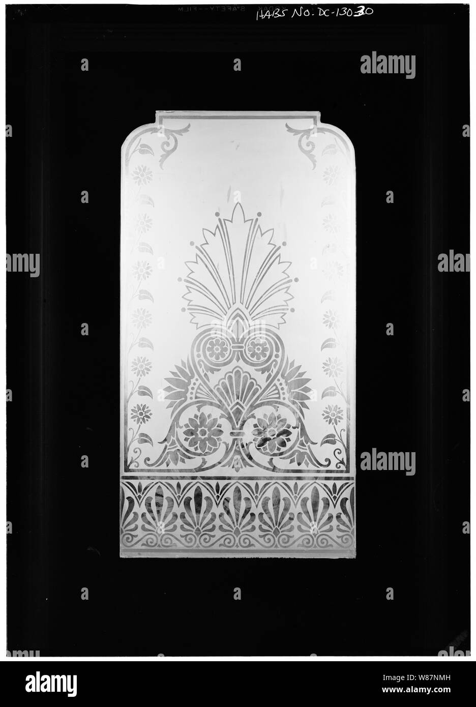 30. Interieur, MODELL HALLE, Tür, DETAIL VON geätztem Glas; 30. Interieur, MODELL HALLE, Tür, DETAIL VON geätztem Glas - Patent Office Building, begrenzt durch 7., 9., F&G Straßen, Northwest, Washington, District of Columbia, DC Stockfoto