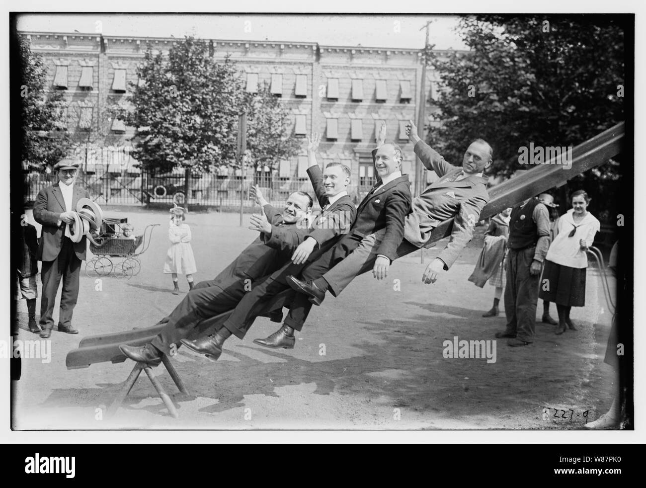 4 Männer auf Folie in Park Stockfoto
