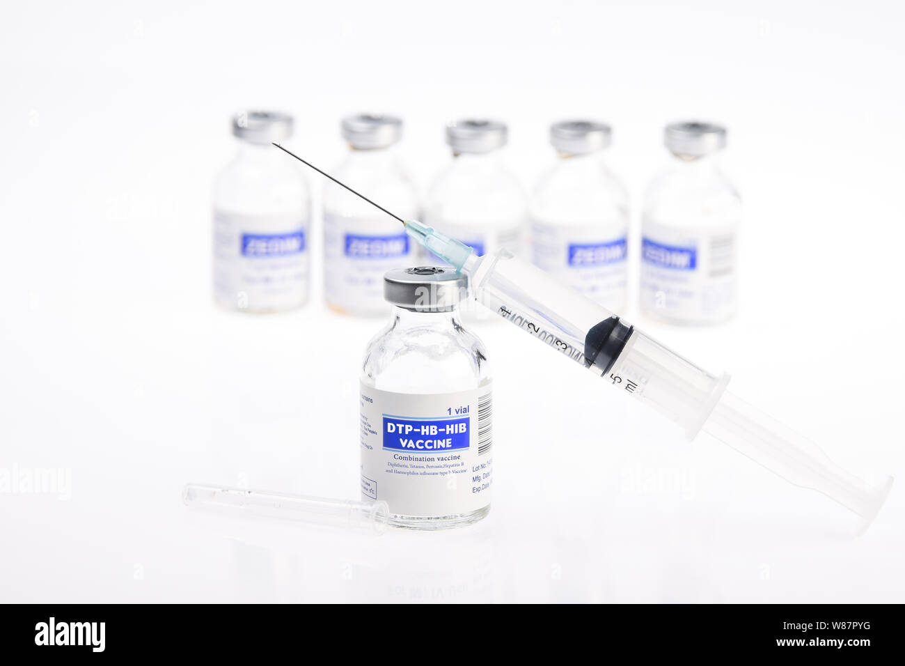 DTP-HB - Hib Kombination Impfstoff gegen Diphtherie, Tetanus, Pertussis, Hepatitis B und Haemophilus influenzae Typ b Konjugat Impfstoff adsorbiert. Impfstoff auf Stockfoto