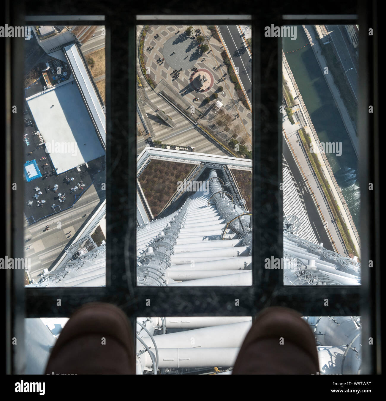 Blick durch den Glasboden mit direktem Blick von der Aussichtsplattform des Skytree Tokyo, Tokio, Japan Stockfoto