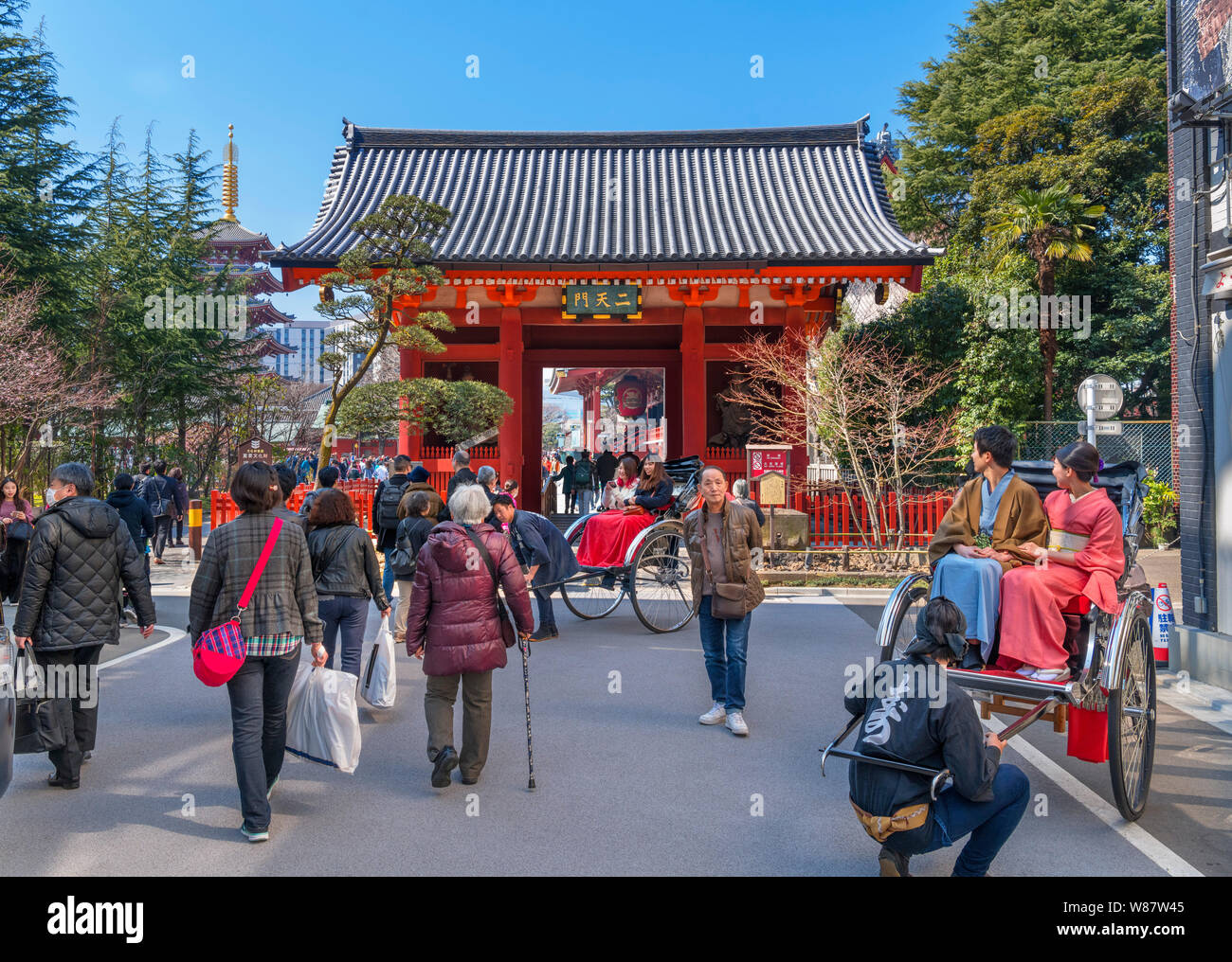 Eingang zu Senso-ji, einer alten buddhistischen Tempel Komplex im Stadtteil Asakusa, Tokyo, Japan Stockfoto