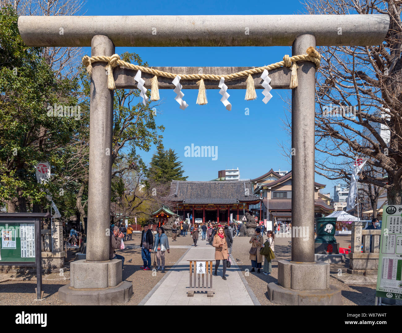 Shinto Torii am Eingang zum Asakusa Schrein, Senso-ji Tempel Komplex, Asakusa, Tokyo, Japan Stockfoto