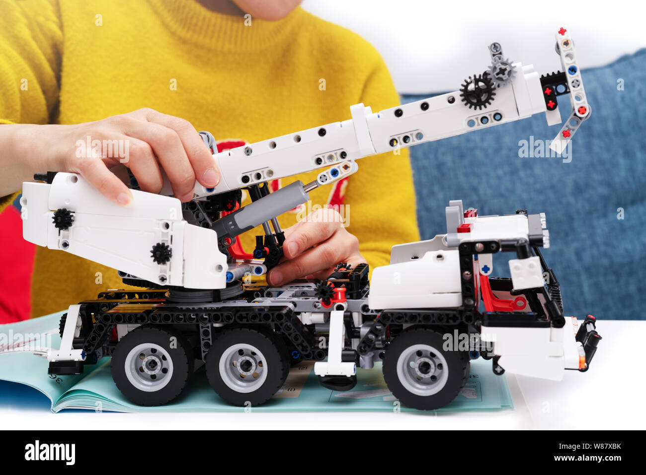 Auto Bausatz, Frau zusammen eine sehr komplizierte und gemeinsamen Auto Lkw  Spielzeug Stockfotografie - Alamy