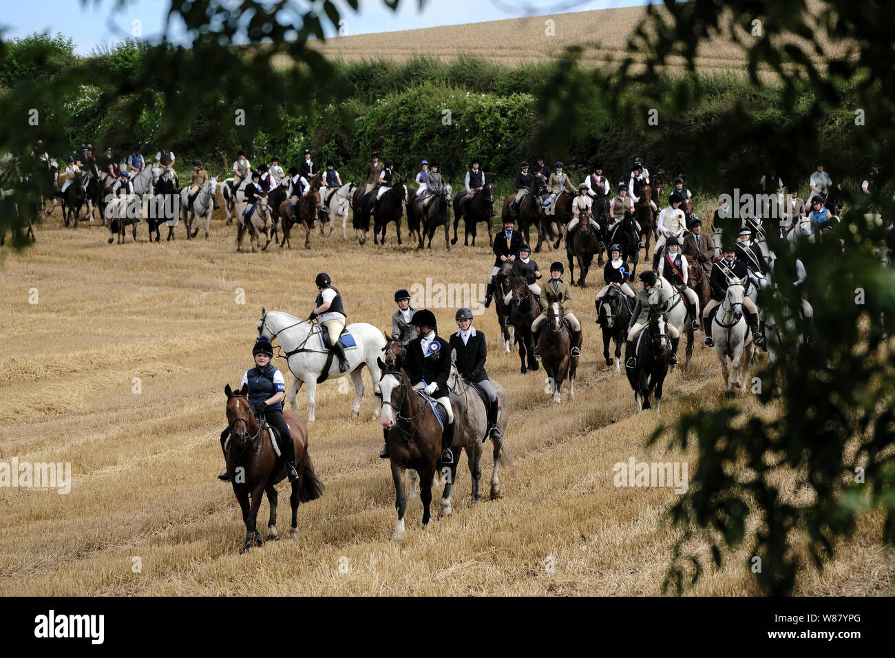 Coldstream, Großbritannien. 08 Aug, 2019. Coldstream, Schottland - August 08: Coldstream Civic Woche - Flodden Rideout Reiter galoppieren über Felder während der FLODDEN Rideout am Donnerstag, 08. August 2019, über 250 Pferde und Reiter melden Sie coldstreamer: Jonathon Wallis, der rechten Hand von: Chris Lyons Linken Mann: Stefan Haupt auf der feierlichen Besuch Branxton Hill, in Northumberland, der Ort der Schlacht von Flodden in 1513. (Bild: Rob Grau/Alamy leben Nachrichten Stockfoto