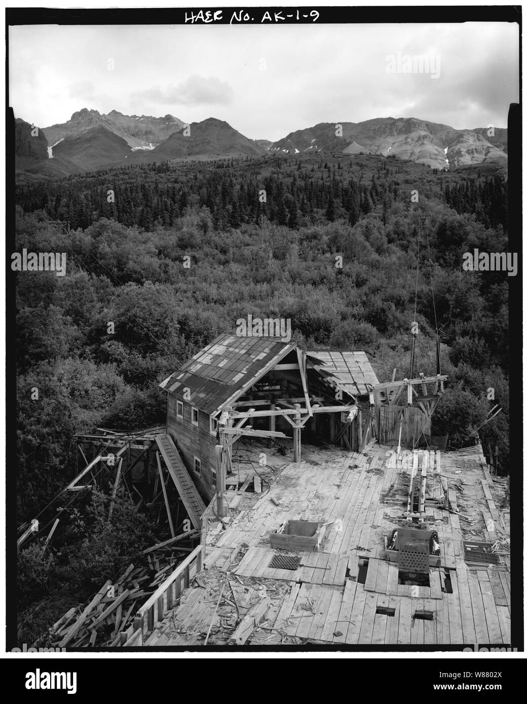 Straßenbahn-ANSCHLUSS AN DER RÜCKSEITE DES KONZENTRATION MÜHLE, NACH OSTEN - Kennecott Copper Corporation, am Copper River und Northwestern Railroad, Kennicott, valdez-cordova Census Area, AK Stockfoto