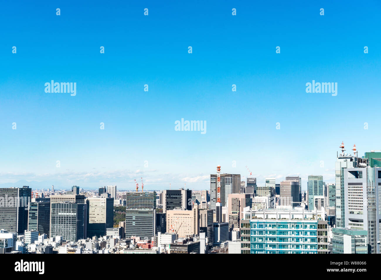 Asien Business Konzept für Immobilien und Corporate Bau - Panoramablick auf die City Skyline Luftbild unter blauem Himmel in der hamamatsucho, Tokyo, Jap Stockfoto