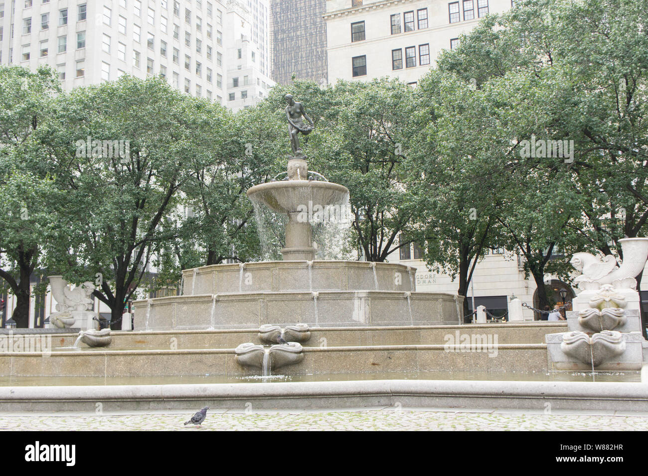 Statue plaza hotel new york Fotos und Bildmaterial in hoher Auflösung