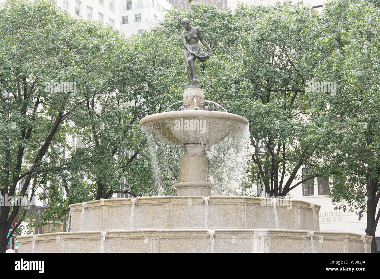 Statue plaza hotel new york Fotos und Bildmaterial in hoher Auflösung