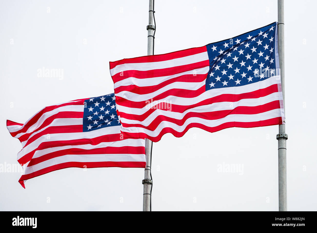 2 USA Fahnen Fahnenmasten flattern im Wind Stockfoto
