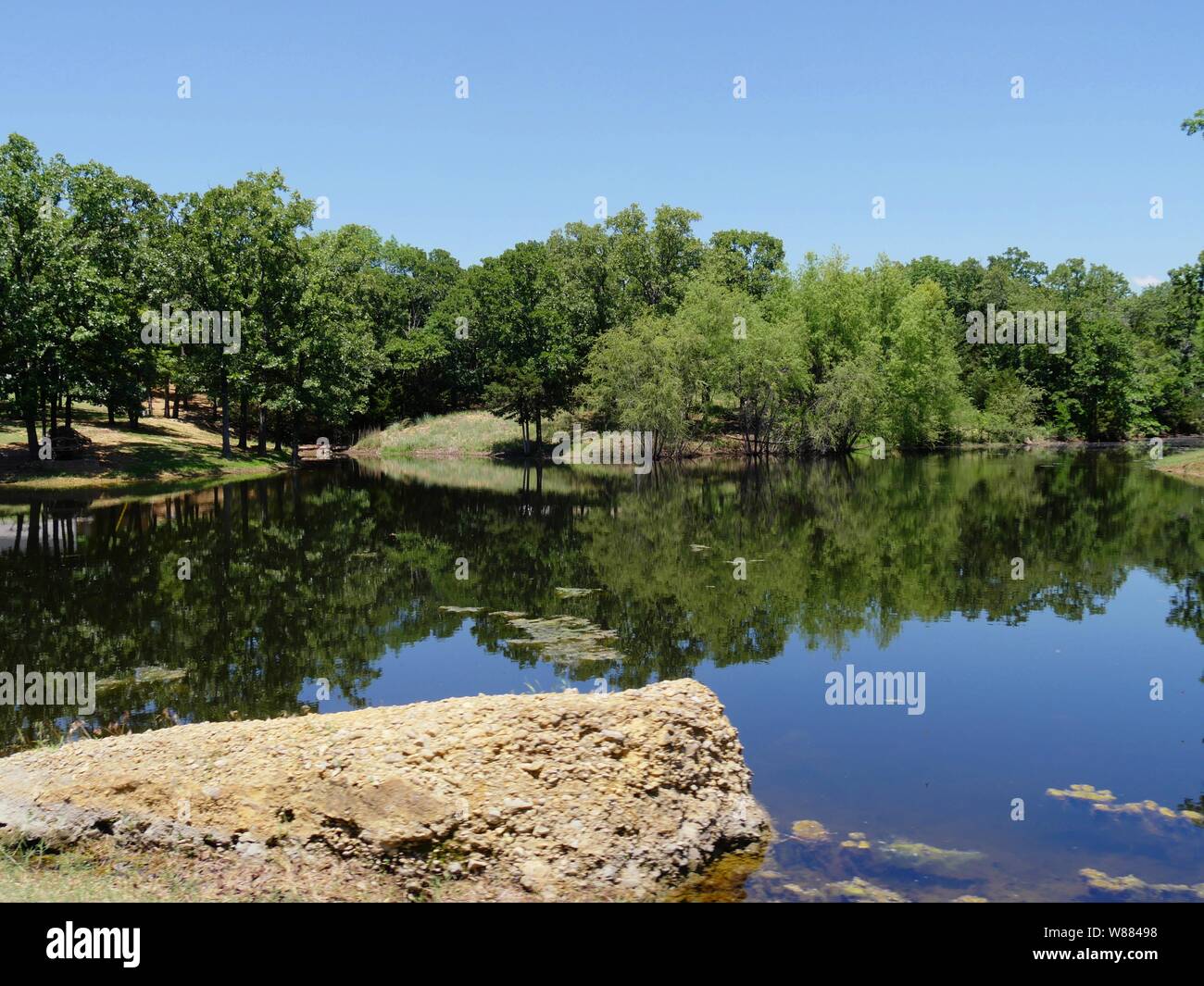 Scneic Blick auf einem kleinen See an der Chickasaw National Recreation Area in Davis, Oklahoma Stockfoto