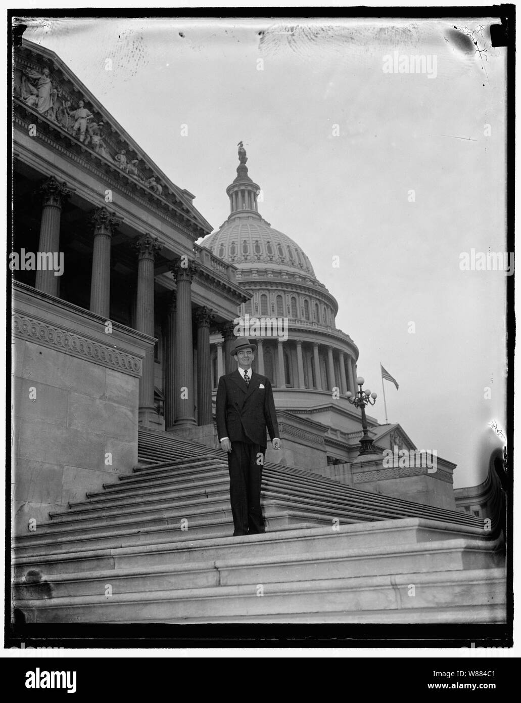 Ein kongreßabgeordnetes Tag. 11:30 UHR Rep. Thomas Spaziergänge in die Hauptstadt für die tägliche Sitzung, die in der Regel um 12 Uhr tagt Stockfoto