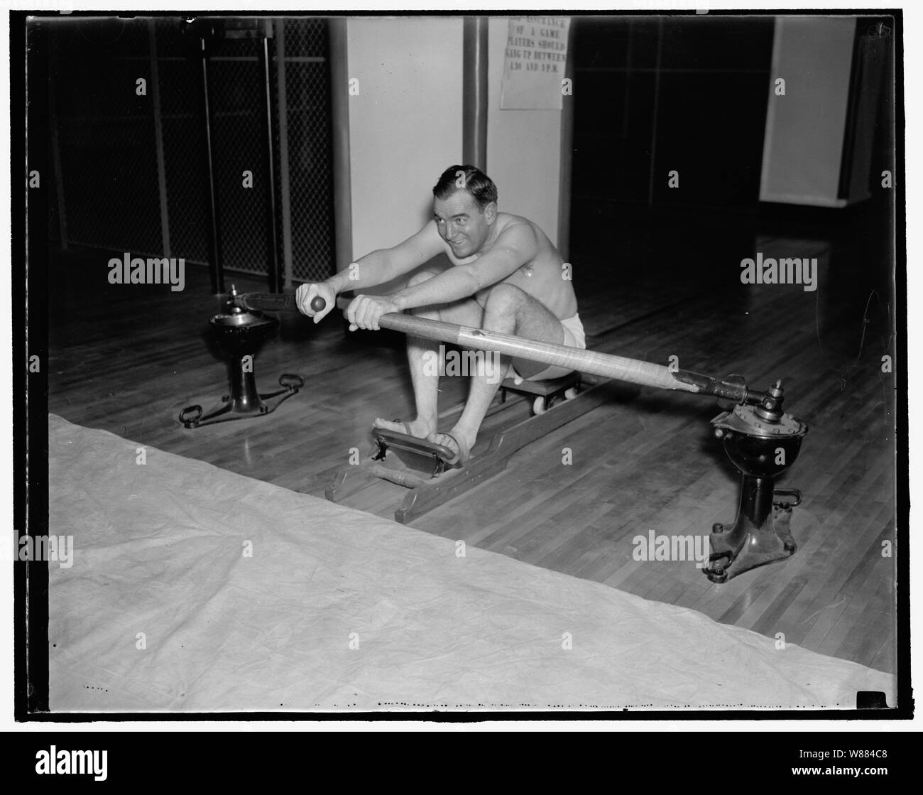 Ein kongreßabgeordnetes Tag. 17:30 UHR Experte Athlet, Rep. Thomas nimmt einen täglichen Workout im Fitness-Studio in Form zu halten. Sport ist das einzige Hobby der Kongressabgeordnete, 12/31/37 Stockfoto