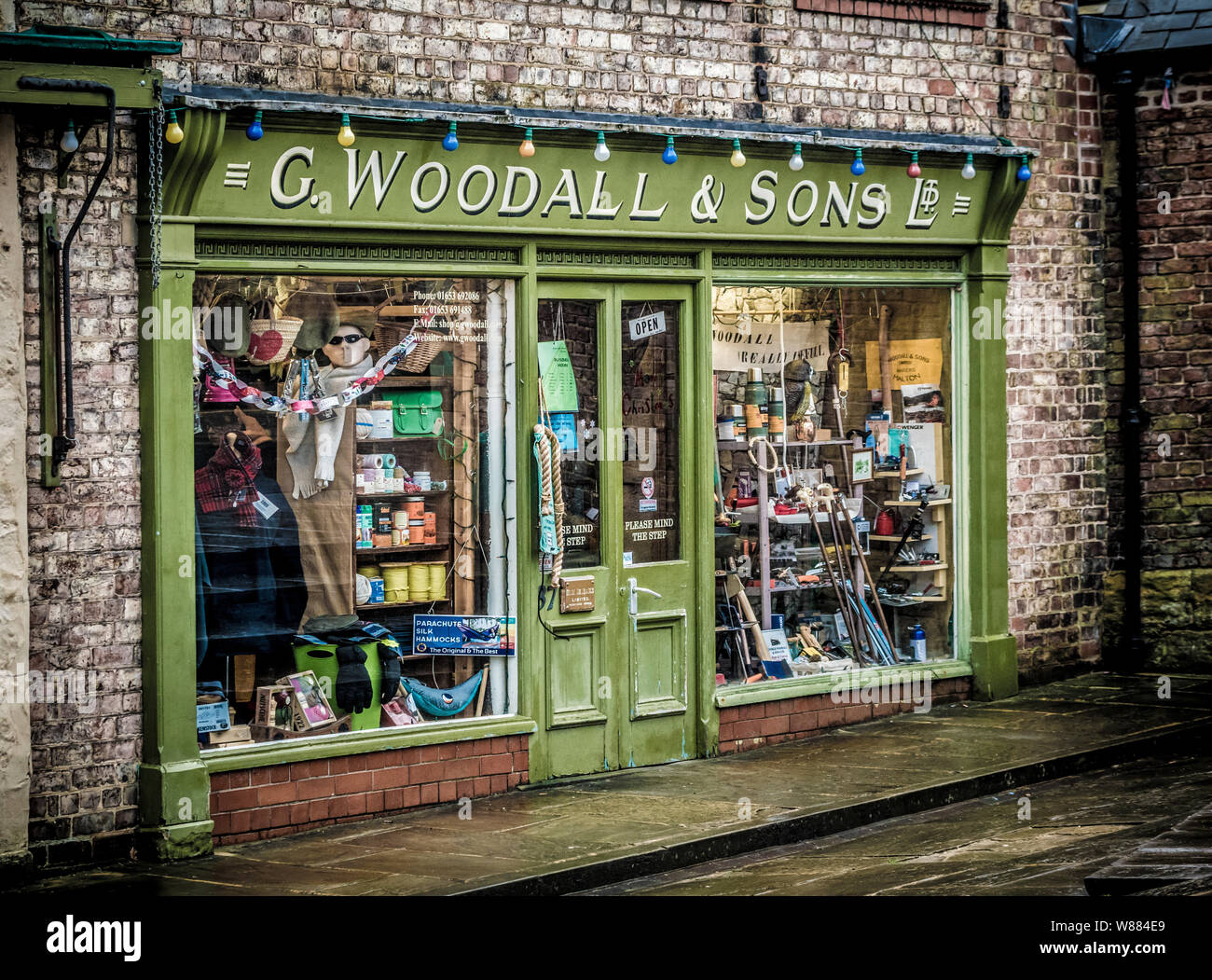 G Woodall und Söhne shop vorne verkaufen Leinwand waren, Seile, Hardware- und Haushaltsprodukte, Malton, North Yorkshire. Stockfoto