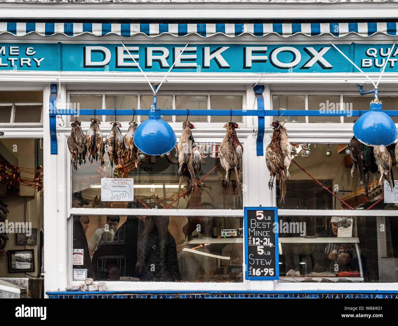 Derek Fox traditionelle Metzger shop in Malton, North Yorkshire, mit Spiel hängen draußen. Stockfoto