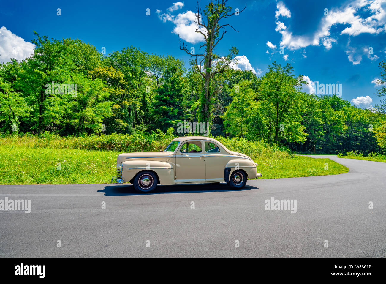 Classic 1947 Ford gestoppt auf einen Blick Auf dem Skyline Drive in der Skyline Drive Scenic Highway in Shenandoah Nationalpark Stockfoto