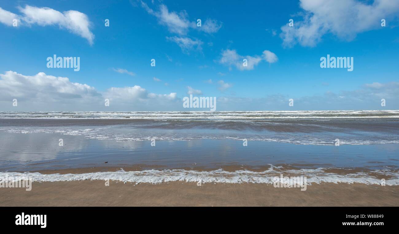 Flache Sandstrand an der Nordsee, Zandvoort aan Zee, Nordholland, Niederlande, Niederlande Stockfoto