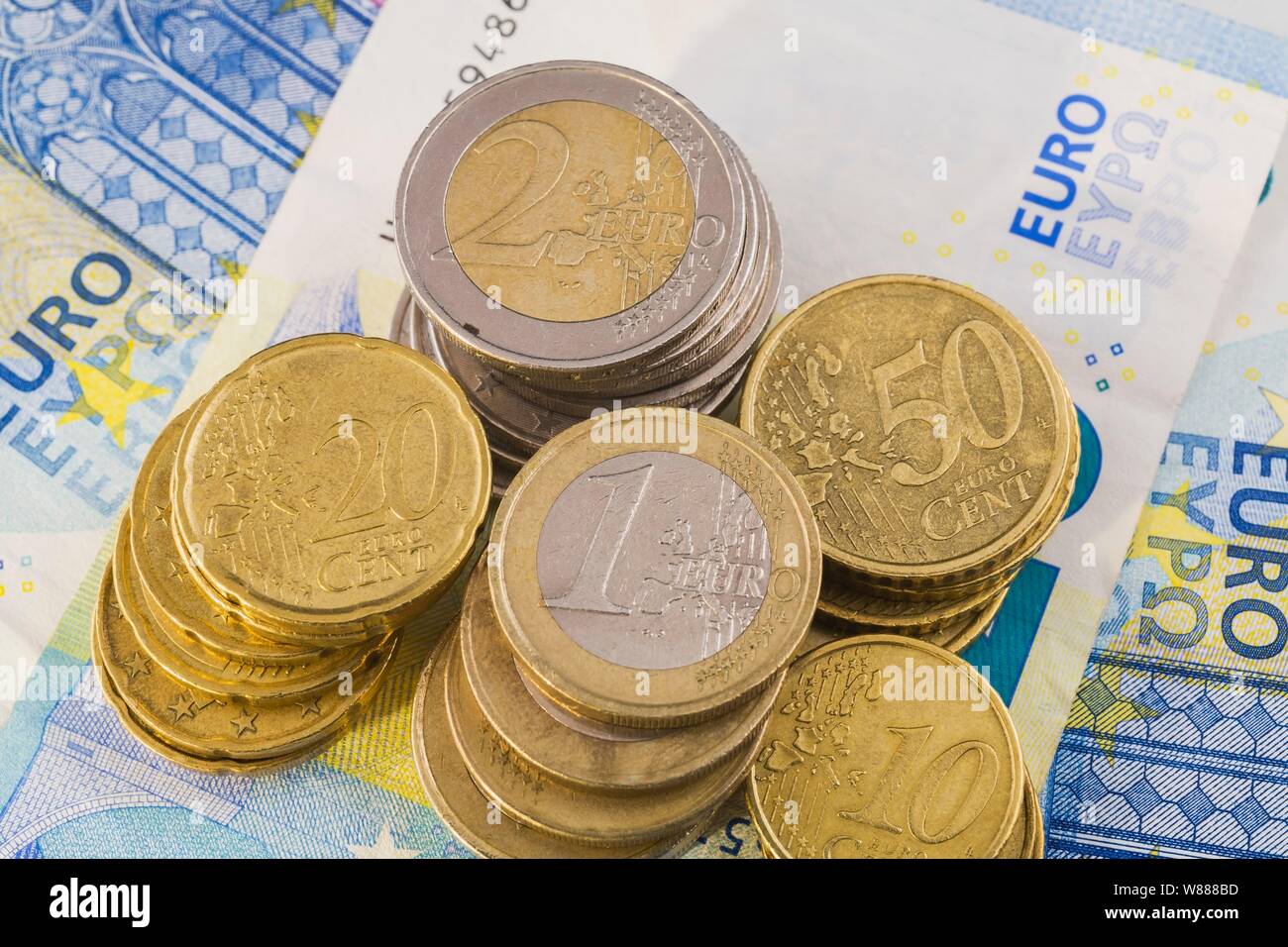 Verschiedene Euro-Münzen auf 20 Euro Banknoten, Deutschland Stockfoto